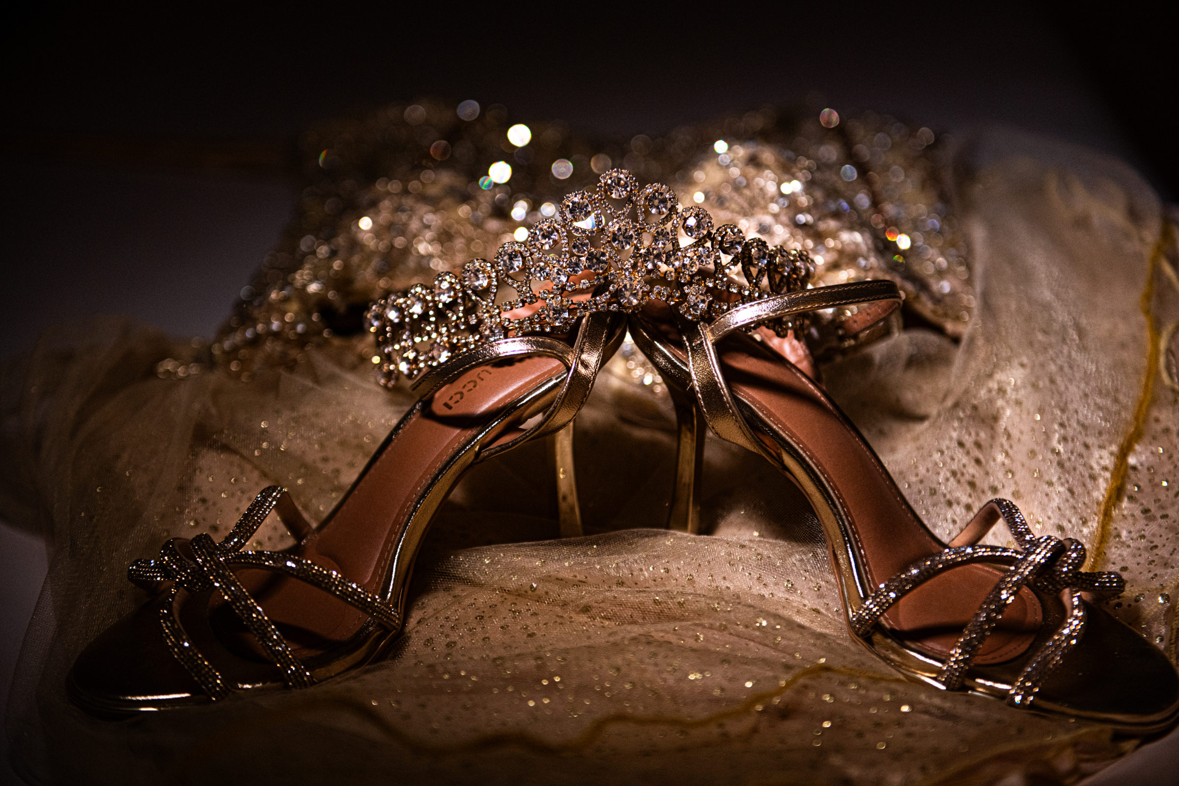 Sapatos e tiara da debutante, prontos para a troca do sapato