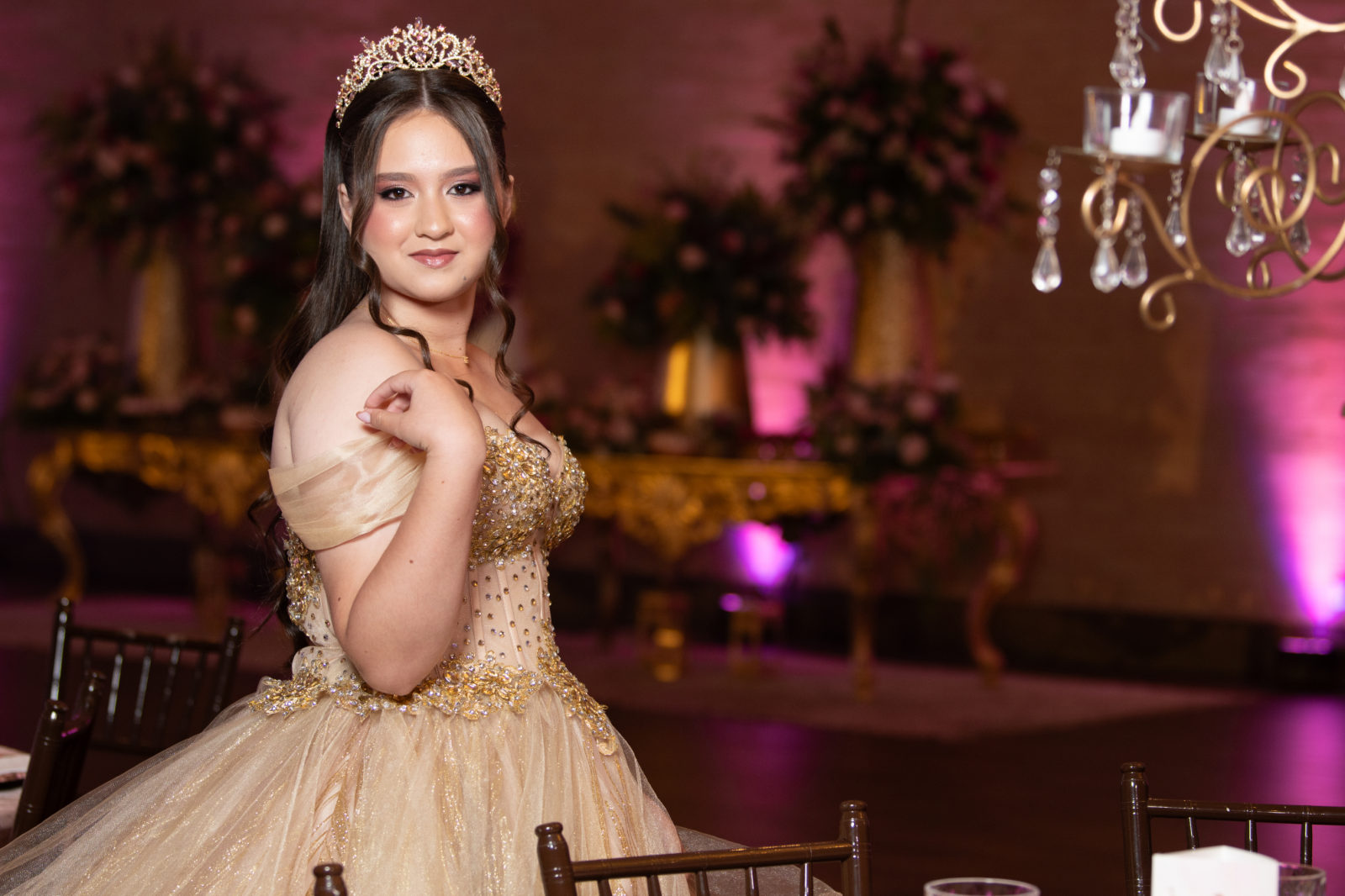 Debutante sorrindo no salão, antes da festa