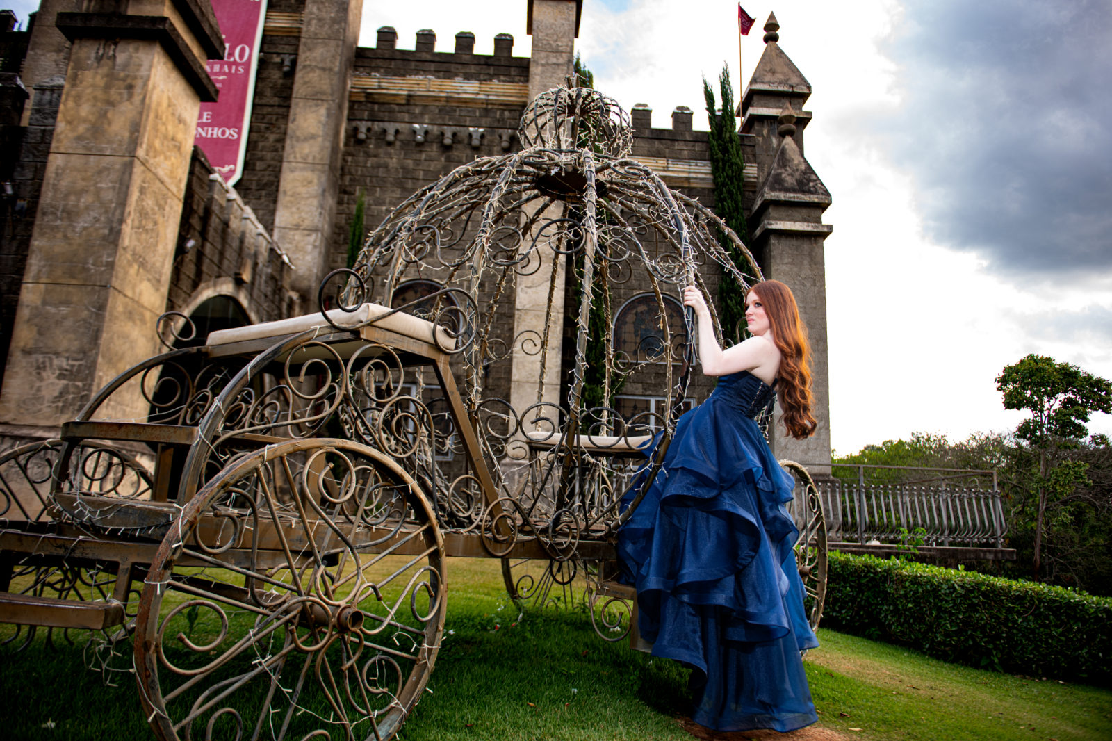 Debutante ao lado da carruagem no ensaio externo no castelo