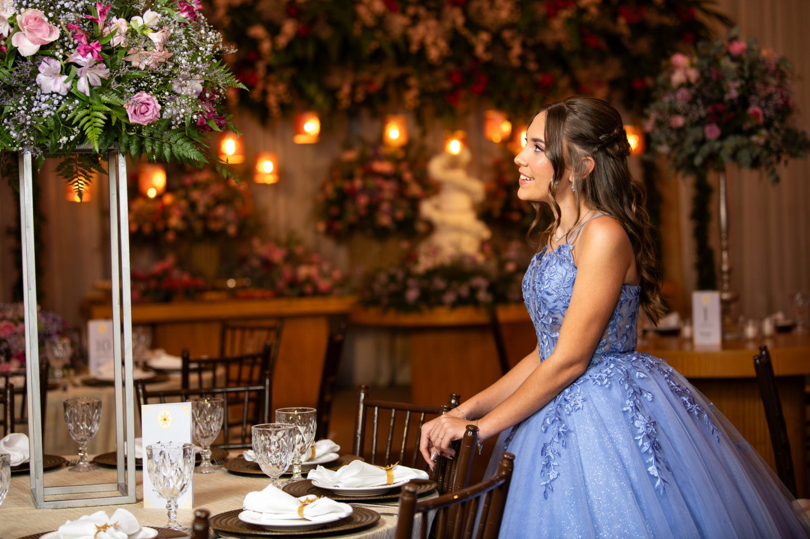 Debutante sentada à mesa decorada
