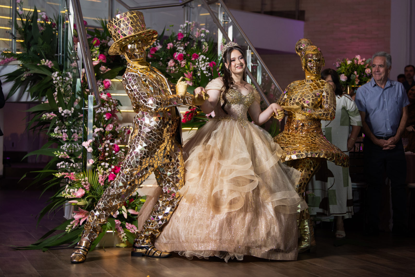 Entrada da debutante entre os personagens