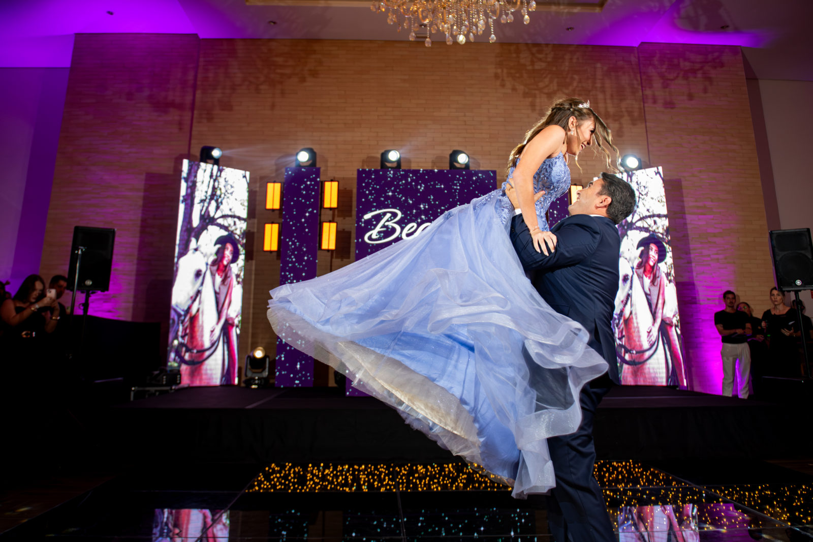O pai ergue a debutante na valsa