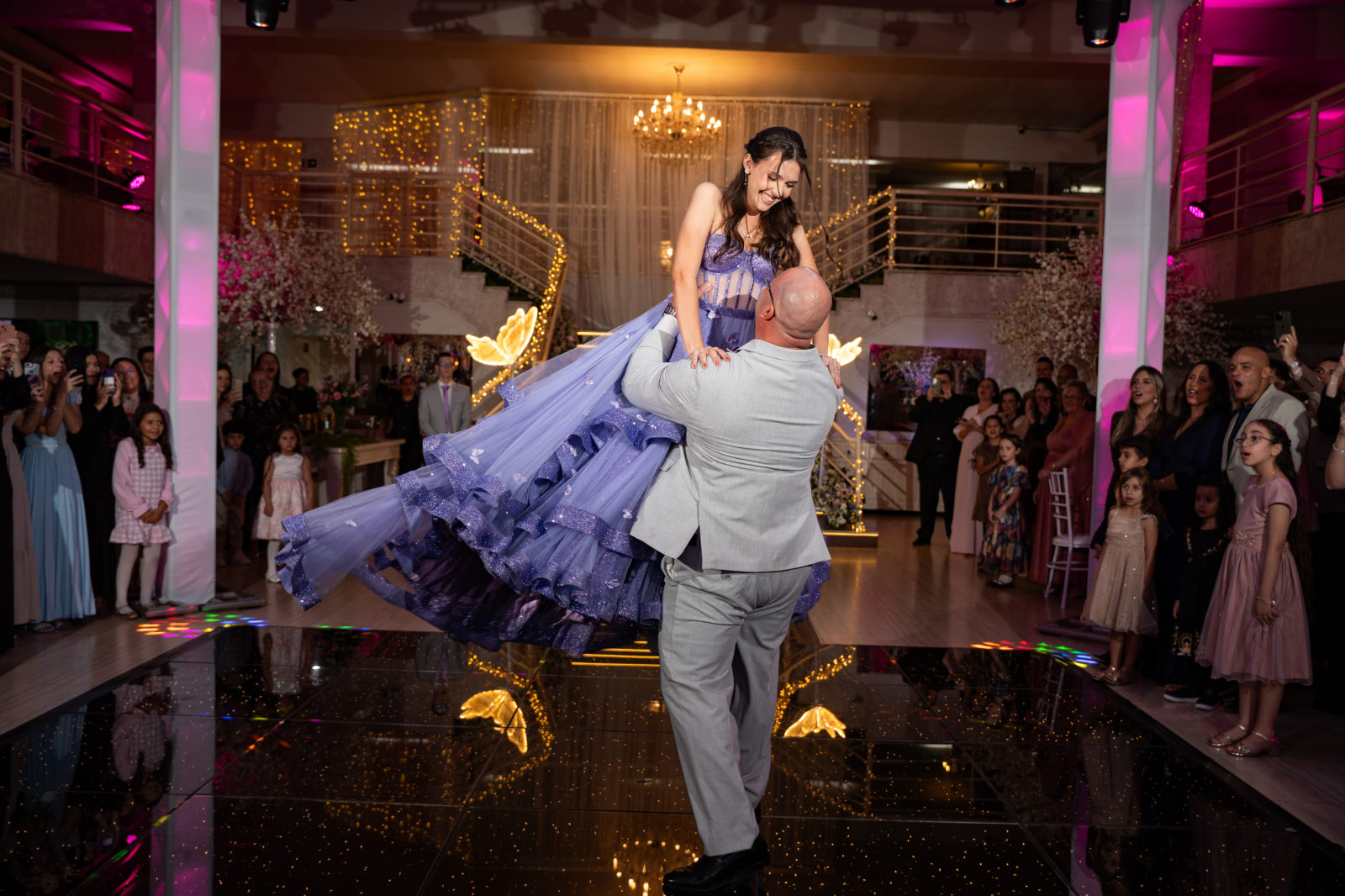 O pai ergue a debutante na valsa